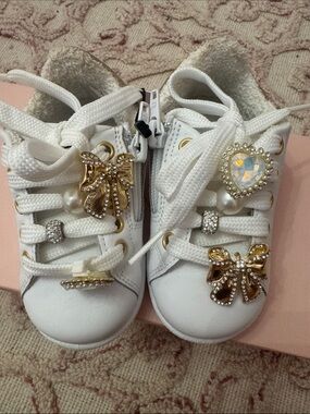 MonnaLisa White Kids Sneakers with Gold Bow & Heart Jewel
